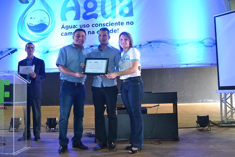 Professor João Guilherme Moura recebe certificado comemorativo do Dia Mundial da Água